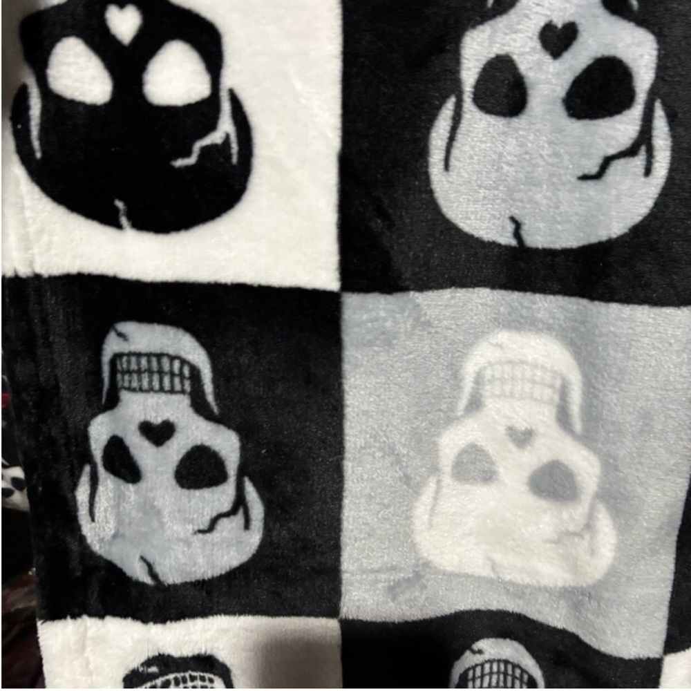 ☠️🖤 Betsey Johnson Black and White Skull Plush Throw